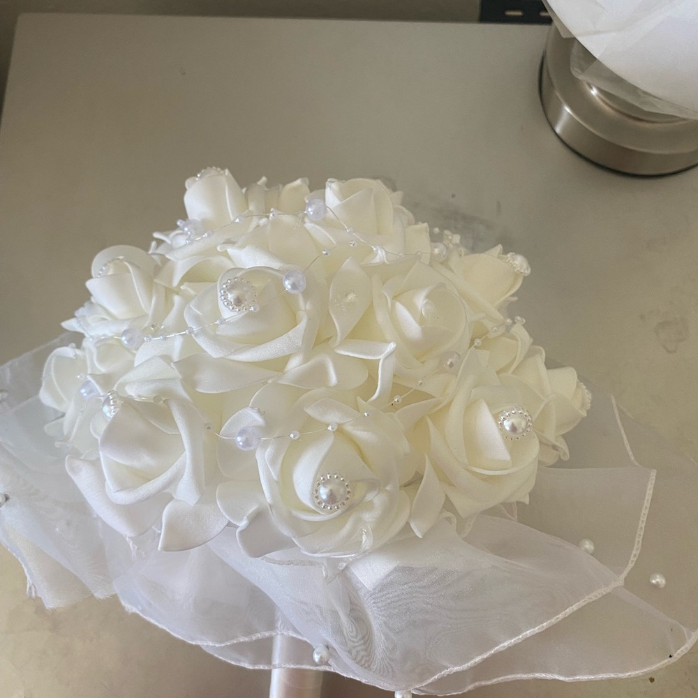 Chic White Rose Bridal wedding Bouquet it’s new